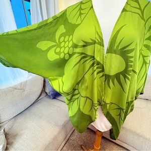New! Beautiful Hibiscus nwot Green/light green Kimono Shawl